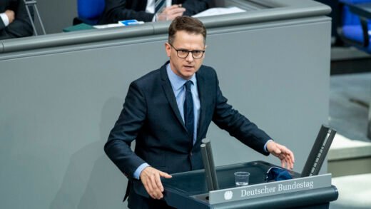 Bundesgesundheitsminister Carsten Linnemann spricht im Plenarsaal des Deutschen Bundestags (Archivbild 2020)