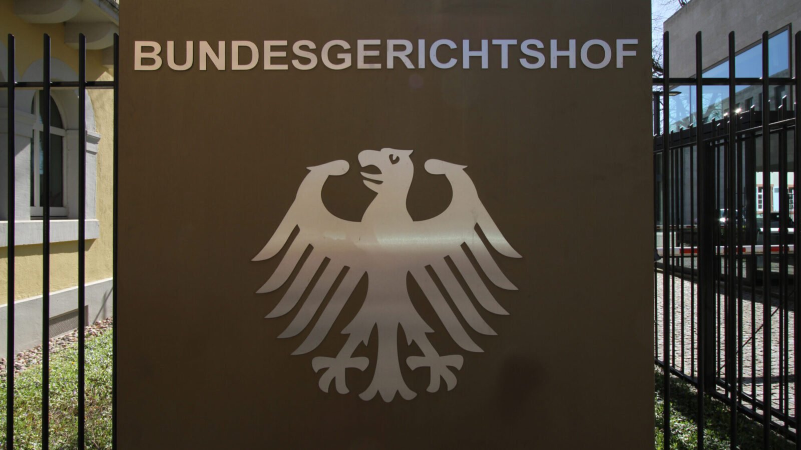 Schild mit Bundesadler und Schriftzug Bundesgerichtshof am Eingang in Karlsruhe
