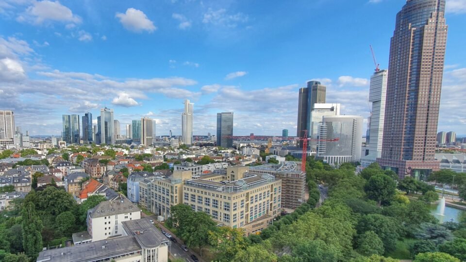 Blick über Frankfurt am Main mit Hochhäusern im Europa- und Bankenviertel