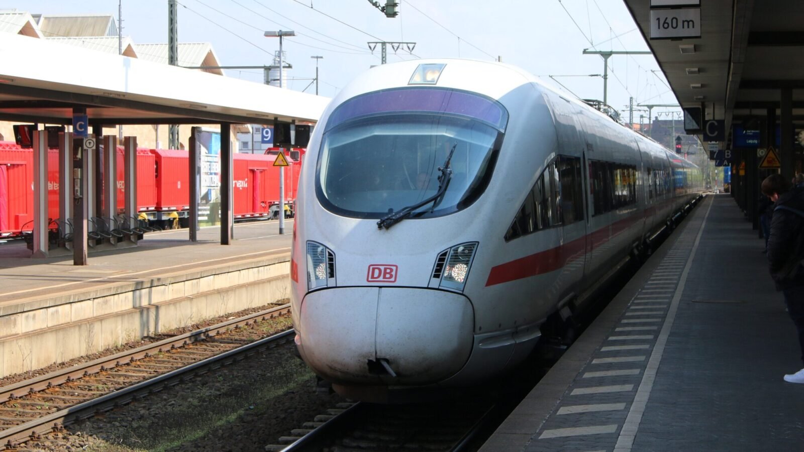ICE-T-Zug der Deutschen Bahn steht an einem Bahnsteig im Bahnhof Fulda