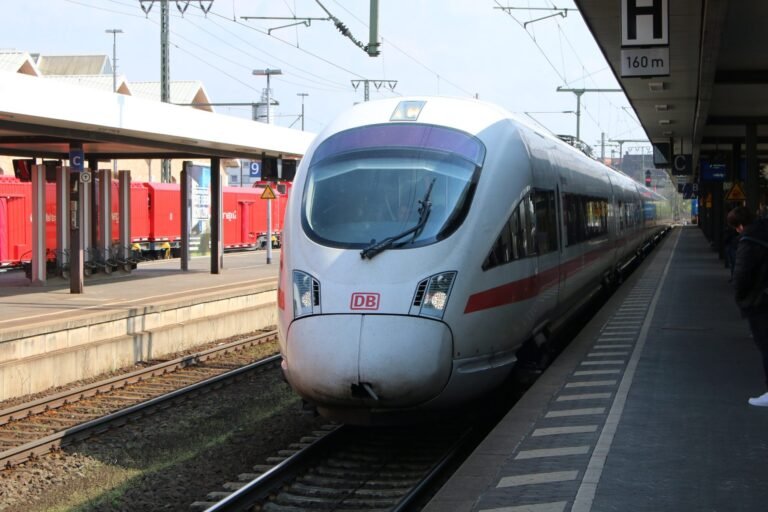 ICE-T-Zug der Deutschen Bahn steht an einem Bahnsteig im Bahnhof Fulda