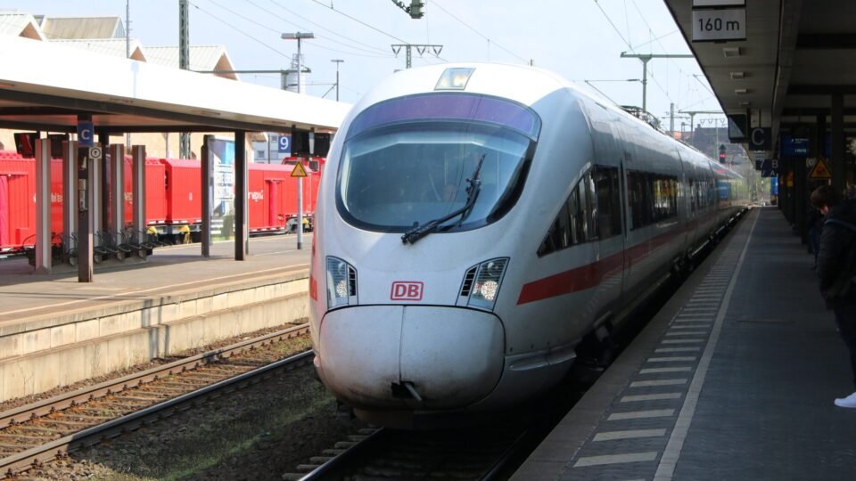 ICE-T-Zug der Deutschen Bahn steht an einem Bahnsteig im Bahnhof Fulda