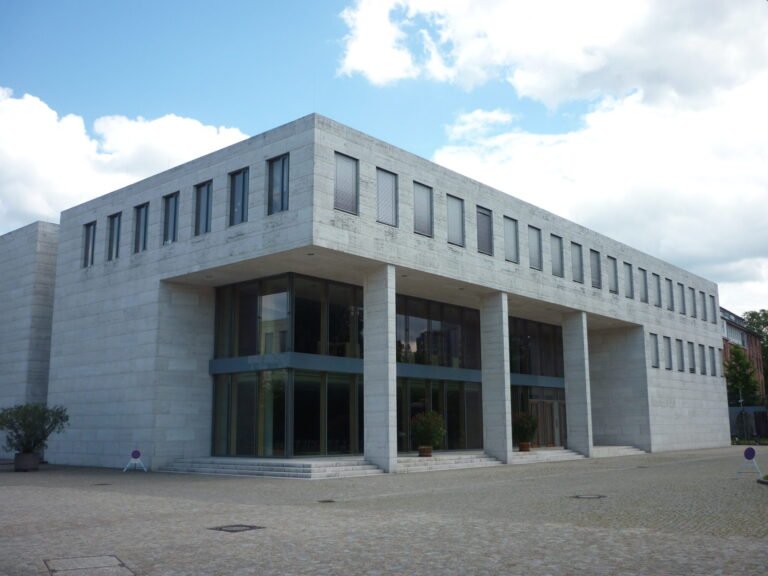Bibliotheksgebäude des Bundesgerichtshofs in Karlsruhe unter blauem Himmel mit Wolken