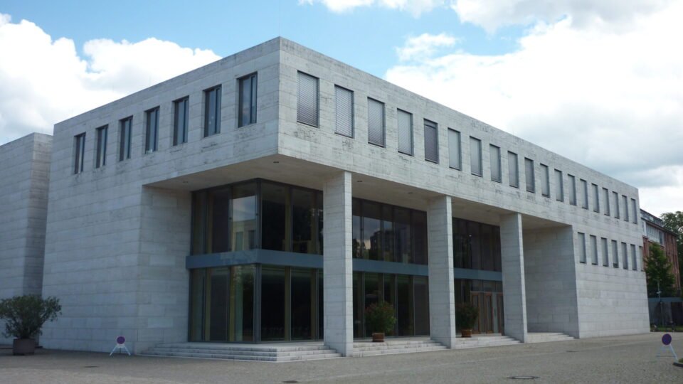 Bibliotheksgebäude des Bundesgerichtshofs in Karlsruhe unter blauem Himmel mit Wolken