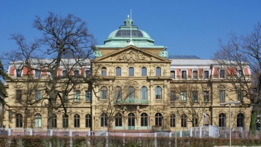 Erbgroßherzogliches Palais in Karlsruhe, Sitz des Bundesgerichtshofs, vor blauem Himmel