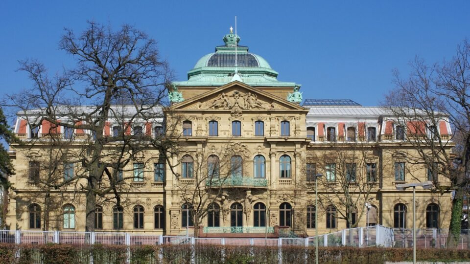 Erbgroßherzogliches Palais in Karlsruhe, Sitz des Bundesgerichtshofs, vor blauem Himmel