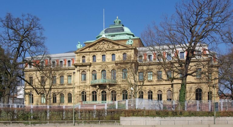 Erbgroßherzogliches Palais in Karlsruhe, Sitz des Bundesgerichtshofs, unter blauem Himmel