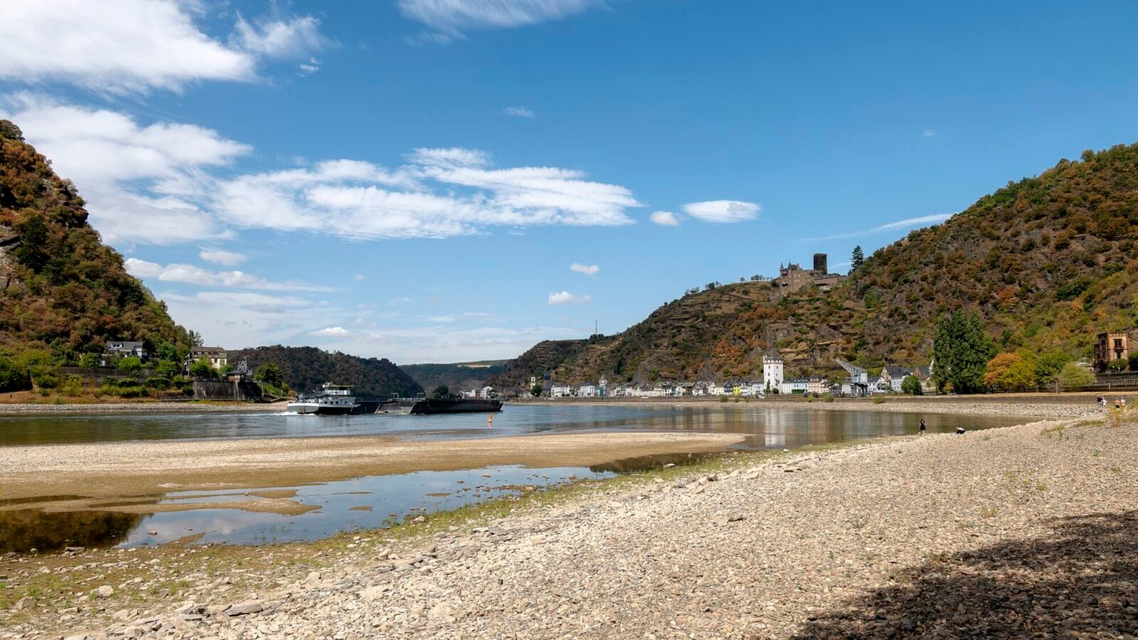 Freiliegende Kiesbänke am Mittelrhein bei Sankt Goarshausen während des Niedrigwassers 2026