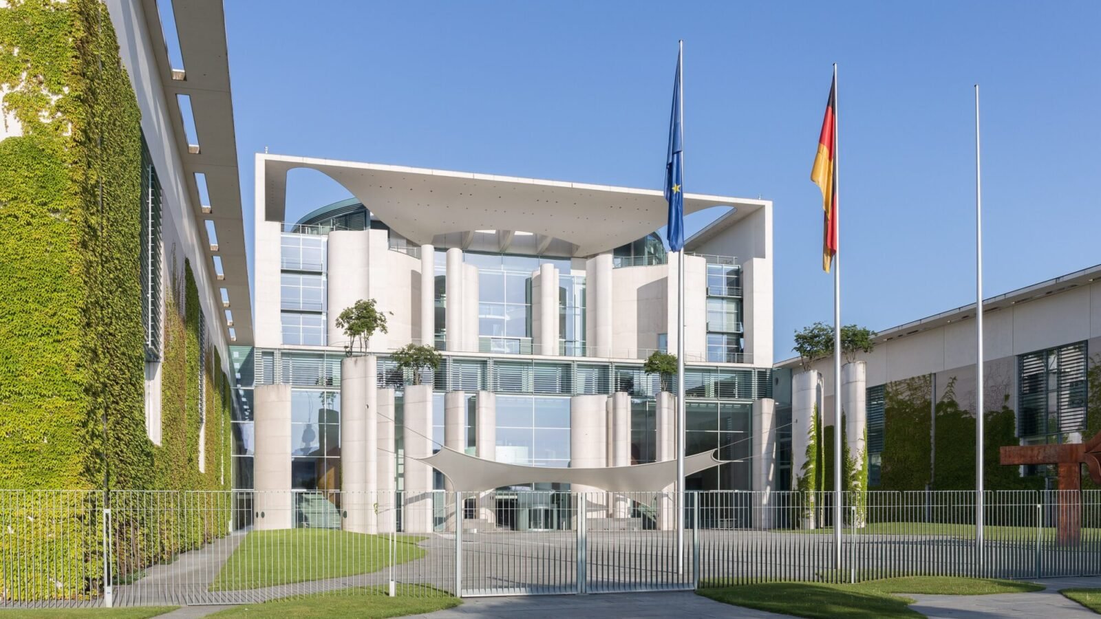Bundeskanzleramt in Berlin bei Tageslicht, Sitz der Bundesregierung und des Kabinetts