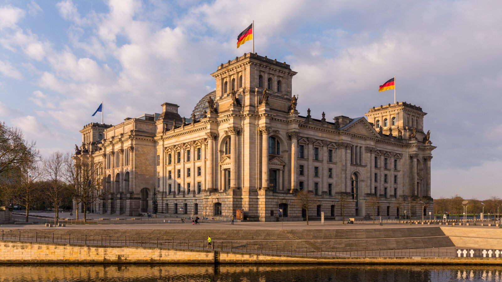 Reichstagsgebäude in Berlin im Abendlicht, Sitz des Deutschen Bundestags