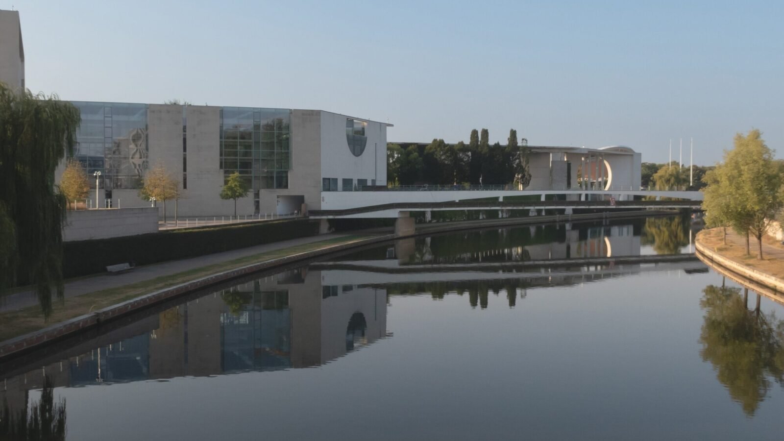 Das Bundeskanzleramt in Berlin an der Spree im Regierungsviertel bei Tageslicht