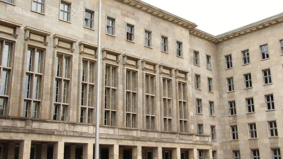 Fassade des Bundesministeriums der Finanzen im Detlev-Rohwedder-Haus in Berlin