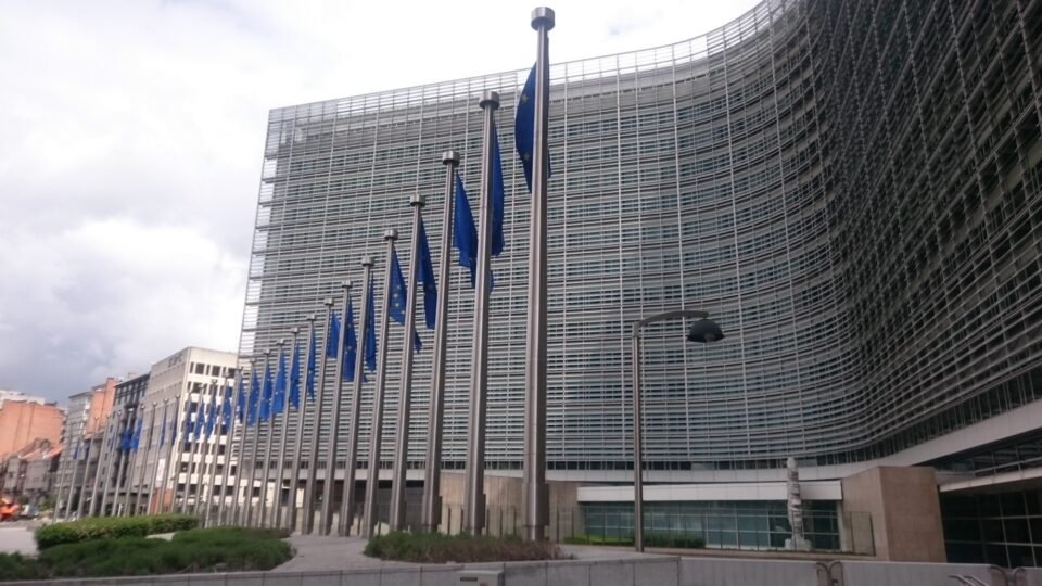 Berlaymont-Gebäude der Europäischen Kommission in Brüssel mit Europaflaggen davor