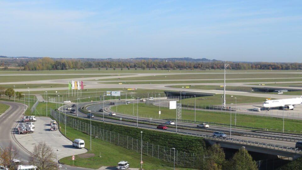 Blick auf die Zufahrt zum Terminal 1 und das Vorfeld des Flughafens München