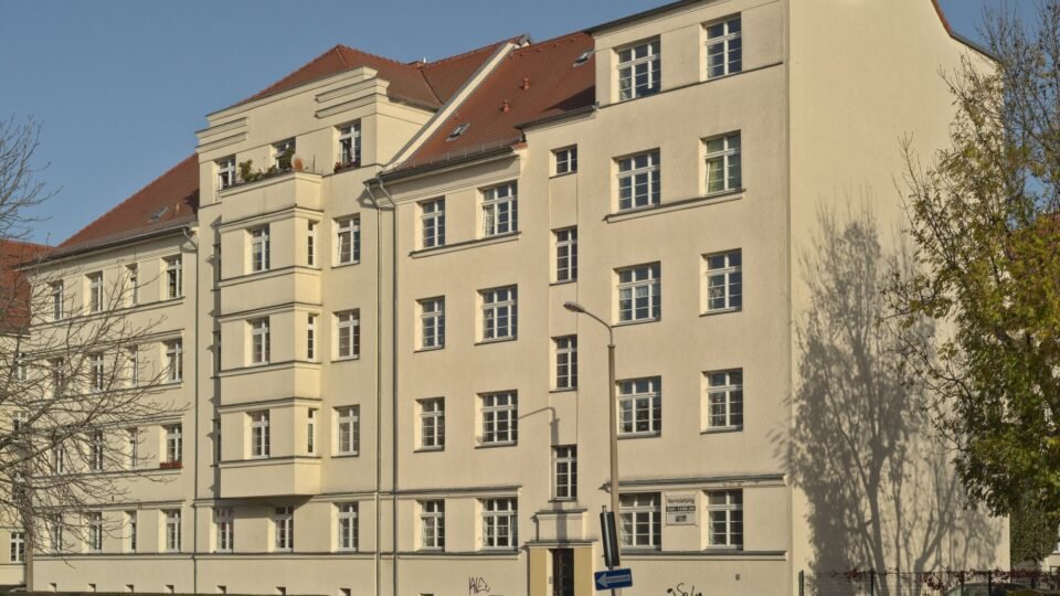 Sanierte Fassade eines Mehrfamilienhauses in Leipzig