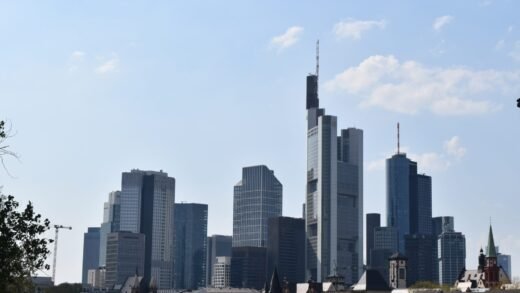 Hochhäuser des Frankfurter Bankenviertels unter blauem Himmel, Symbolbild für Banken in Deutschland