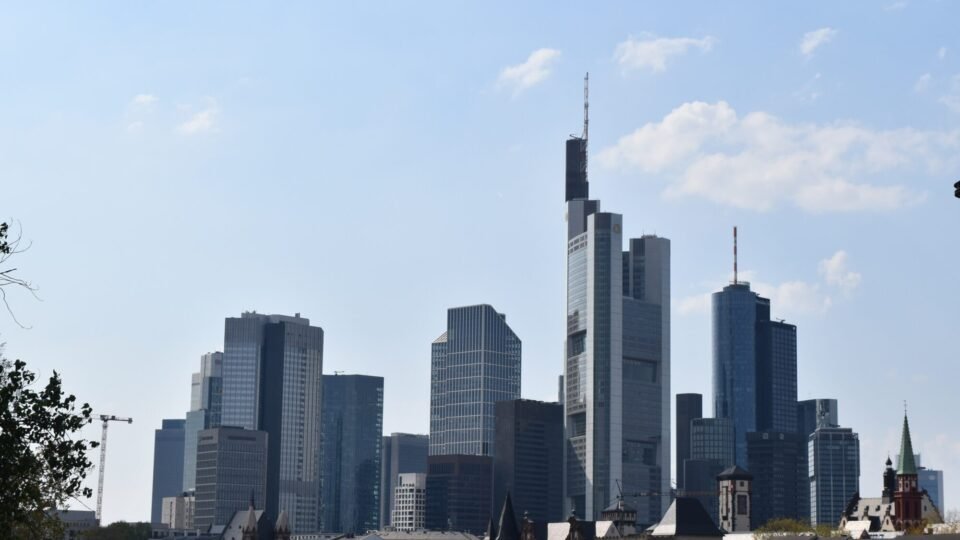 Hochhäuser des Frankfurter Bankenviertels unter blauem Himmel, Symbolbild für Banken in Deutschland