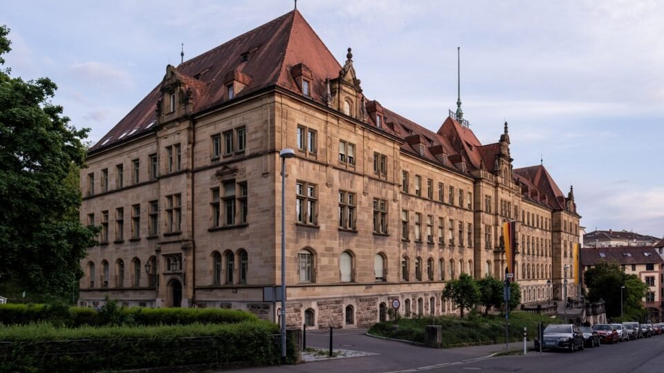 Historisches Justizgebäude in Tübingen im warmen Licht der Abendsonne
