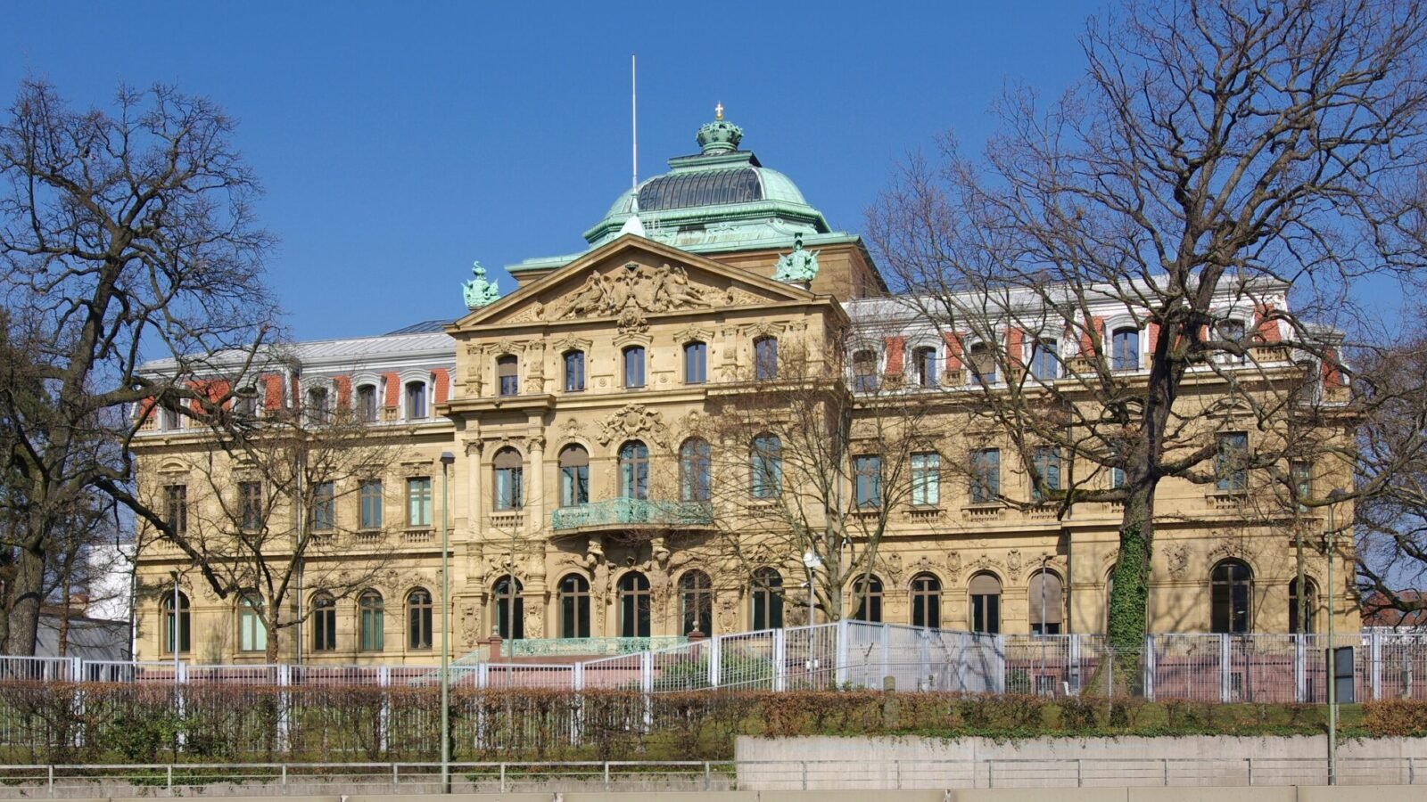 Gebäude des Bundesgerichtshofs in Karlsruhe, wo über die Auskunftspflicht zum Scoring entschieden wird
