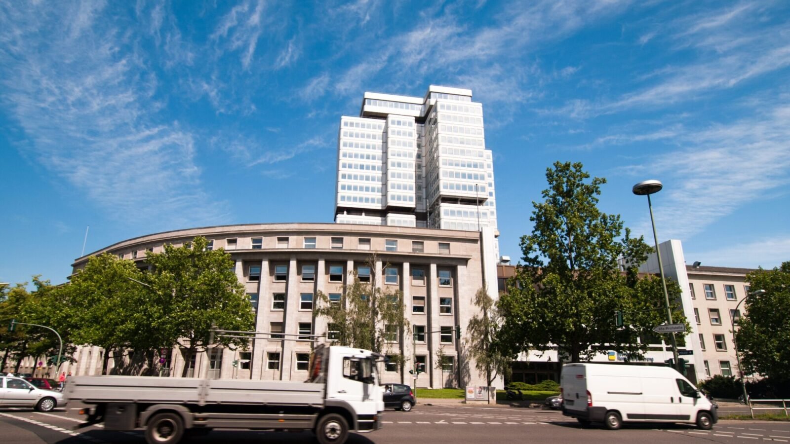 Gebäude einer Behörde in Deutschland als Symbolbild für die Debatte um die gesetzliche Rente