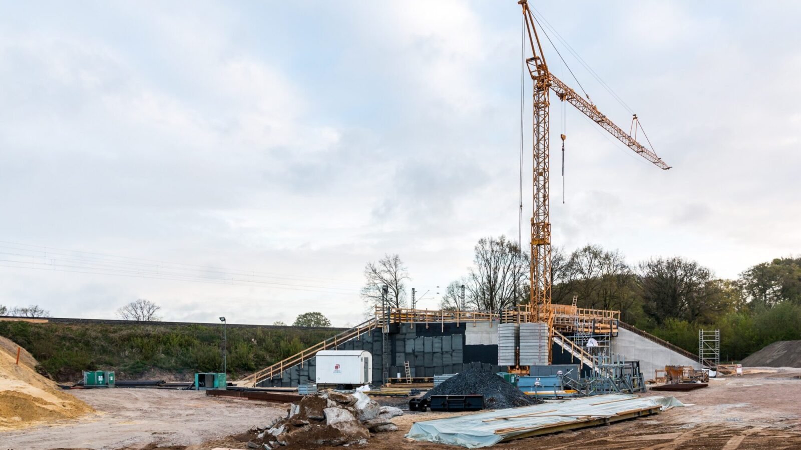 Baukran über einer Brückenbaustelle der Bahn in Dülmen im Münsterland