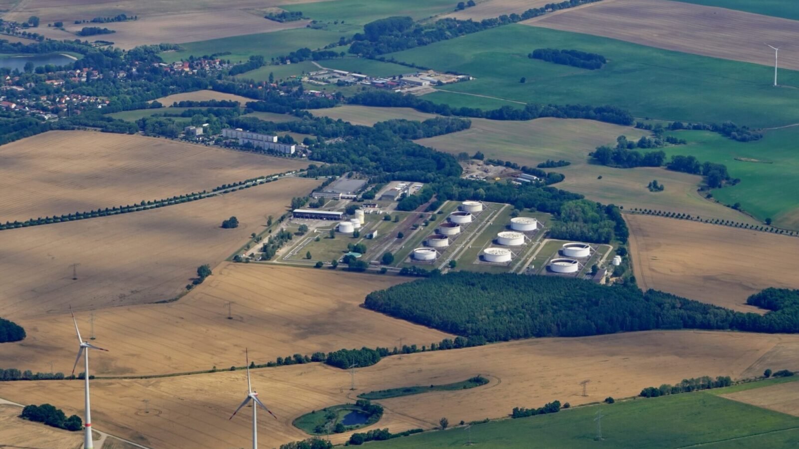Luftbild des Tanklagers Seefeld in Brandenburg mit Öltanks inmitten von Feldern
