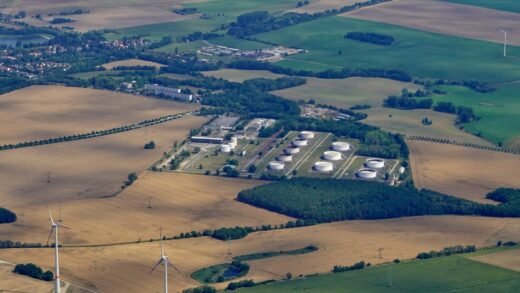 Luftbild des Tanklagers Seefeld in Brandenburg mit Öltanks inmitten von Feldern