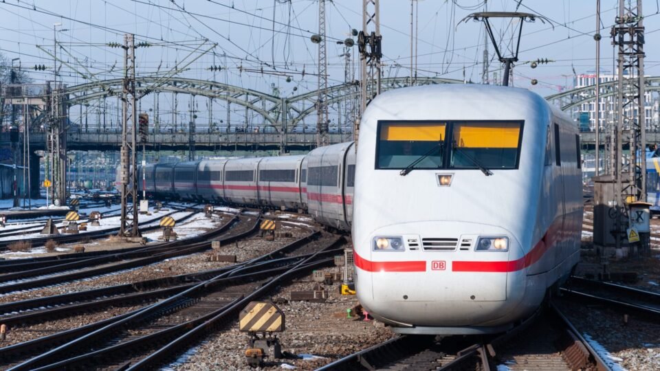 ICE-Zug der Deutschen Bahn fährt in die Gleisanlagen des Münchner Hauptbahnhofs ein