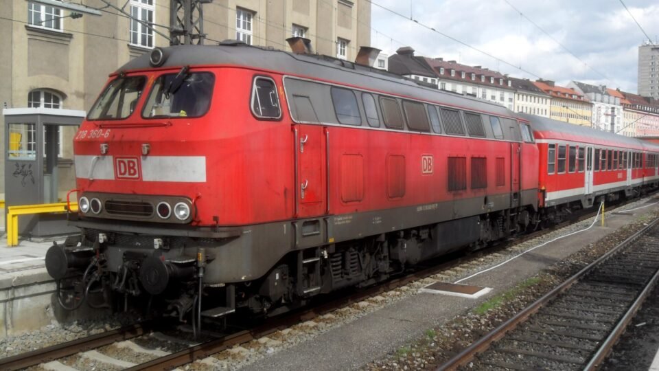 Roter Regionalzug mit Diesellok am Bahnsteig des Münchner Hauptbahnhofs
