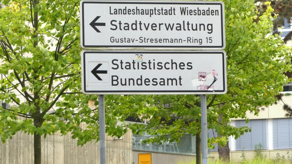 Wegweiser zum Statistischen Bundesamt in Wiesbaden, das die Daten zu Führungskräften veröffentlicht