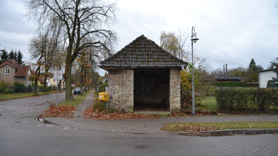 Wartehäuschen einer Straßenbahnhaltestelle in Woltersdorf bei Berlin im Herbst
