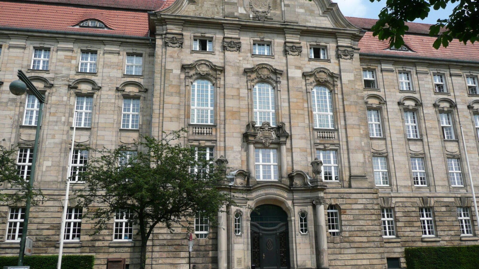 Portal des Oberlandesgerichts Düsseldorf, das über den Wasserschaden im Hotel entschied