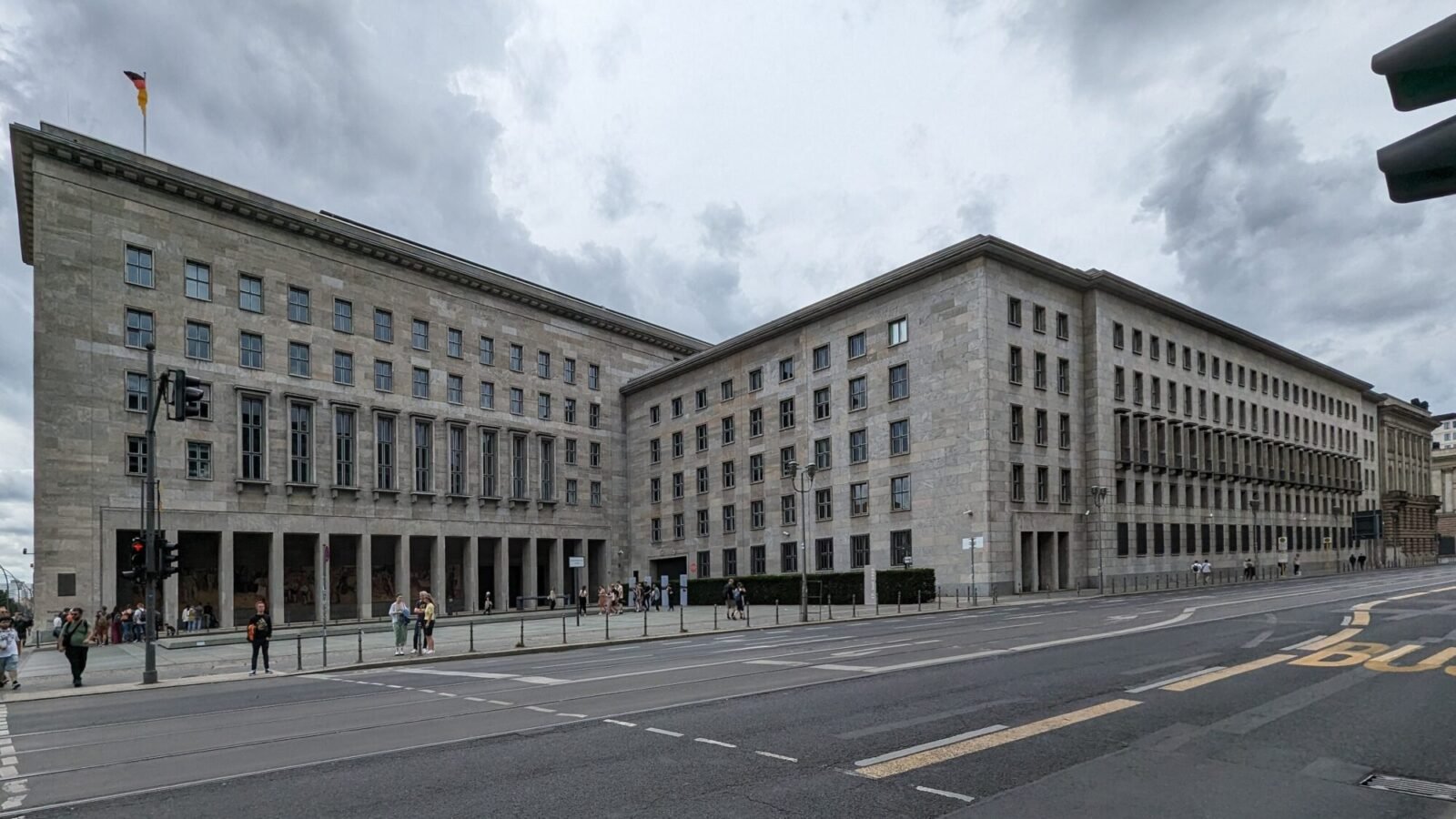 Detlev-Rohwedder-Haus in Berlin, Sitz des Bundesministeriums der Finanzen, bei bewölktem Himmel