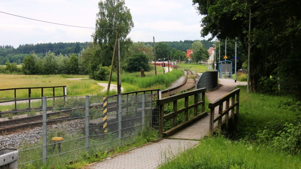 Regionalzug an einem Bahnsteig in Deutschland als Symbol für die Finanzierung des Nahverkehrs