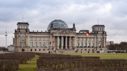 Reichstagsgebäude in Berlin als Sitz des Bundestags bei Tageslicht von außen gesehen