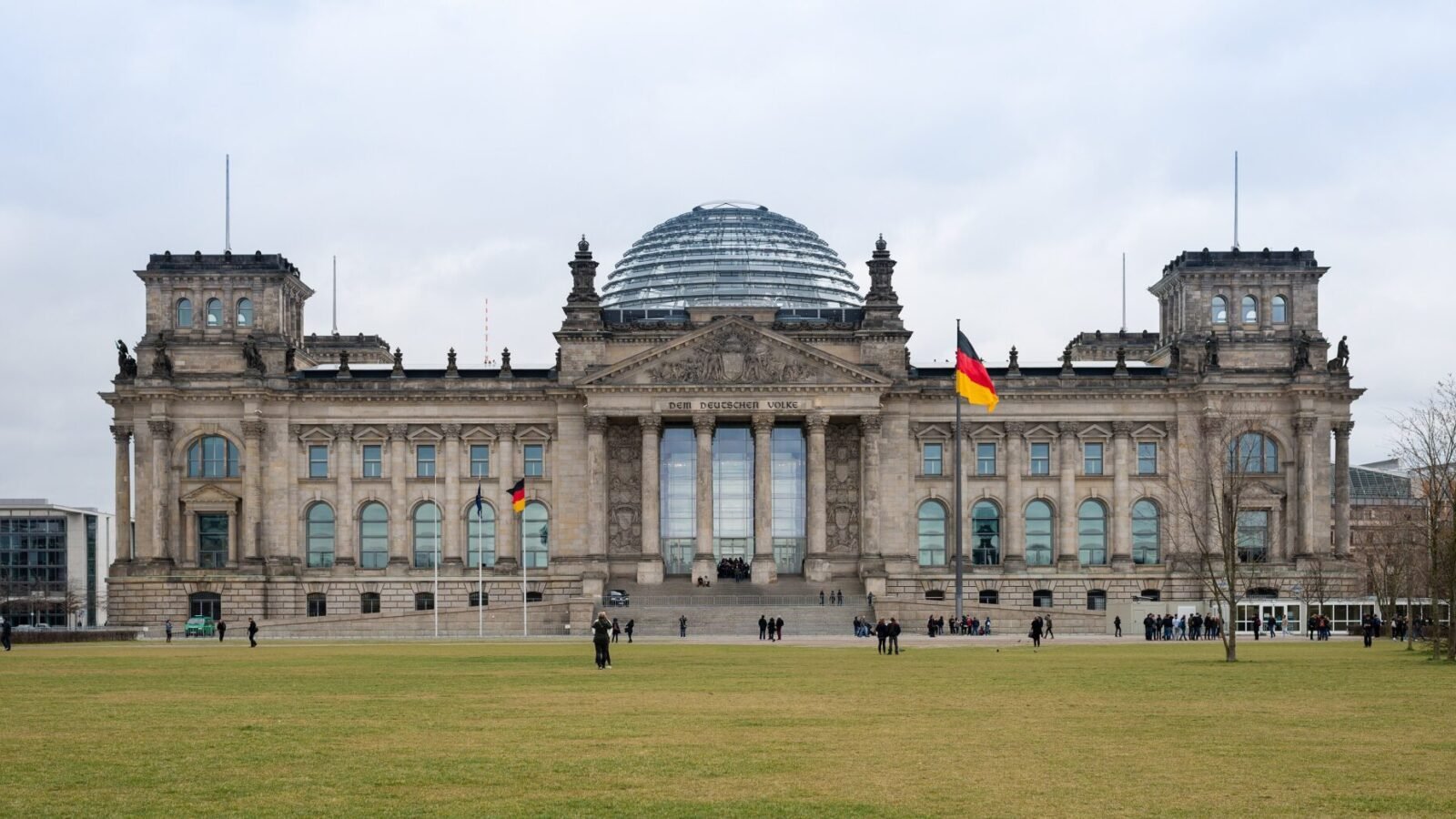Reichstagsgebäude in Berlin, Sitz des Deutschen Bundestages, bei Tageslicht
