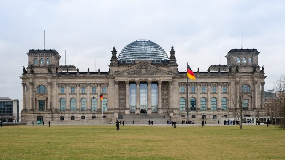 Reichstagsgebäude in Berlin, Sitz des Deutschen Bundestages, bei Tageslicht