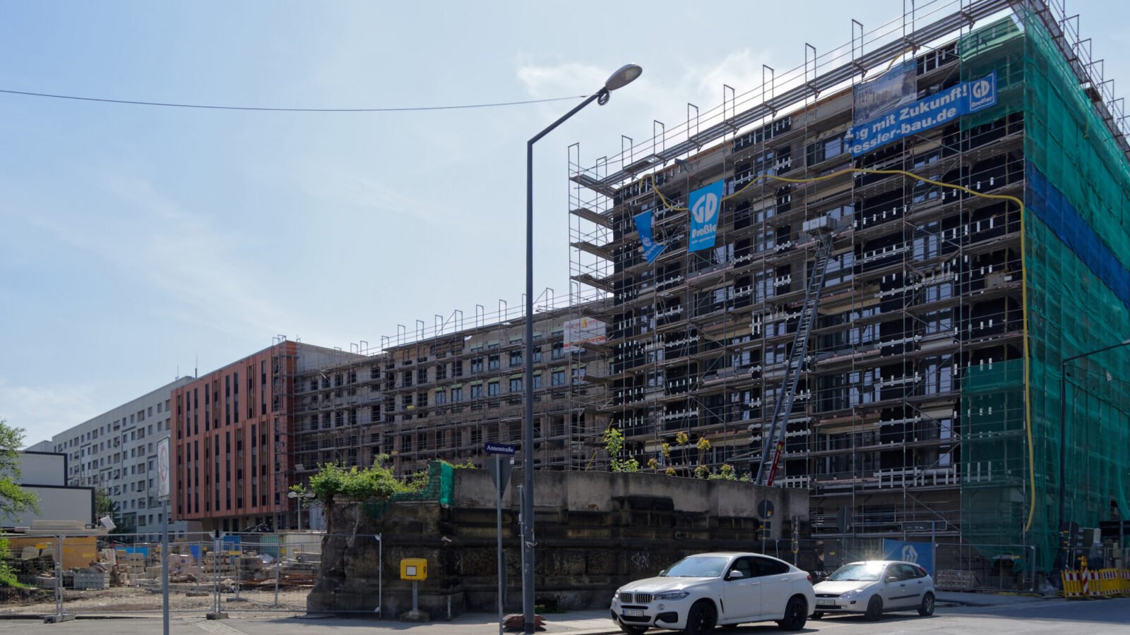 Mehrgeschossiger Wohnungsneubau mit Gerüst auf einer Baustelle in Deutschland