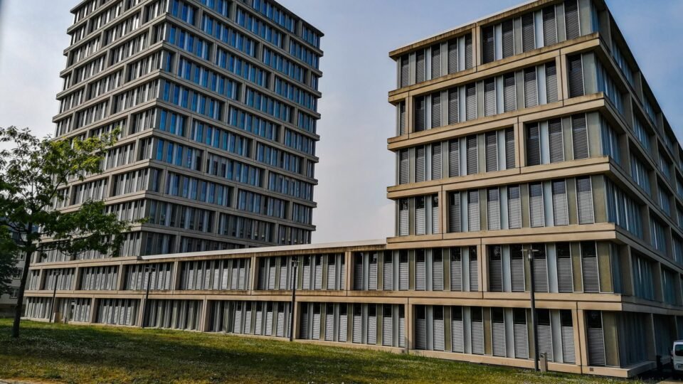 Dienstgebäude des Bundesministeriums für Gesundheit in Bonn unter blauem Himmel