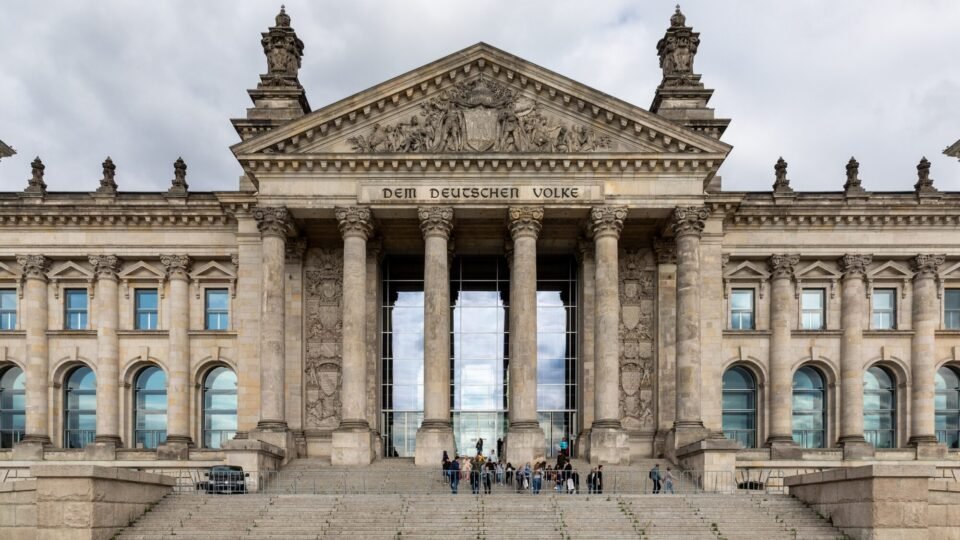 Westfassade des Reichstagsgebäudes in Berlin, Sitz des Deutschen Bundestages, bei Tageslicht
