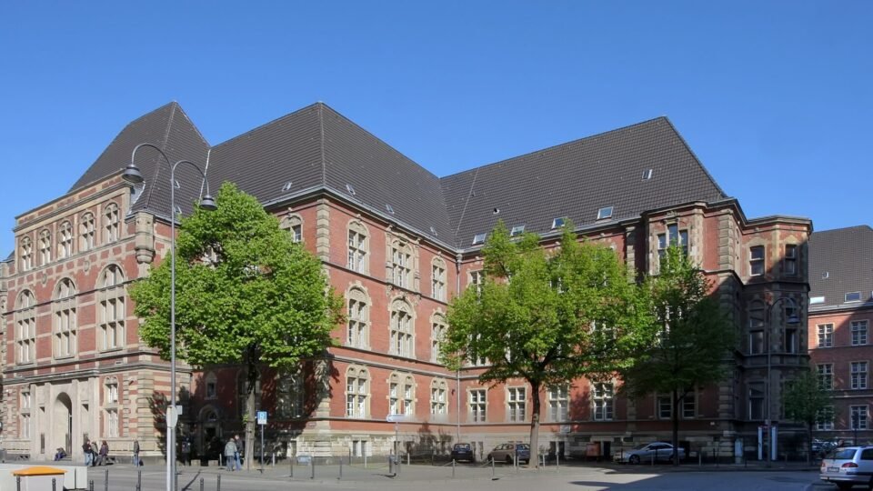 Historisches Justizgebäude am Appellhofplatz in Köln unter blauem Himmel