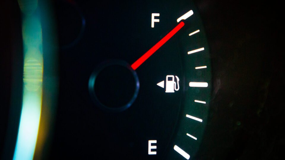 Tankanzeige im Armaturenbrett eines Autos zeigt einen vollen Tank