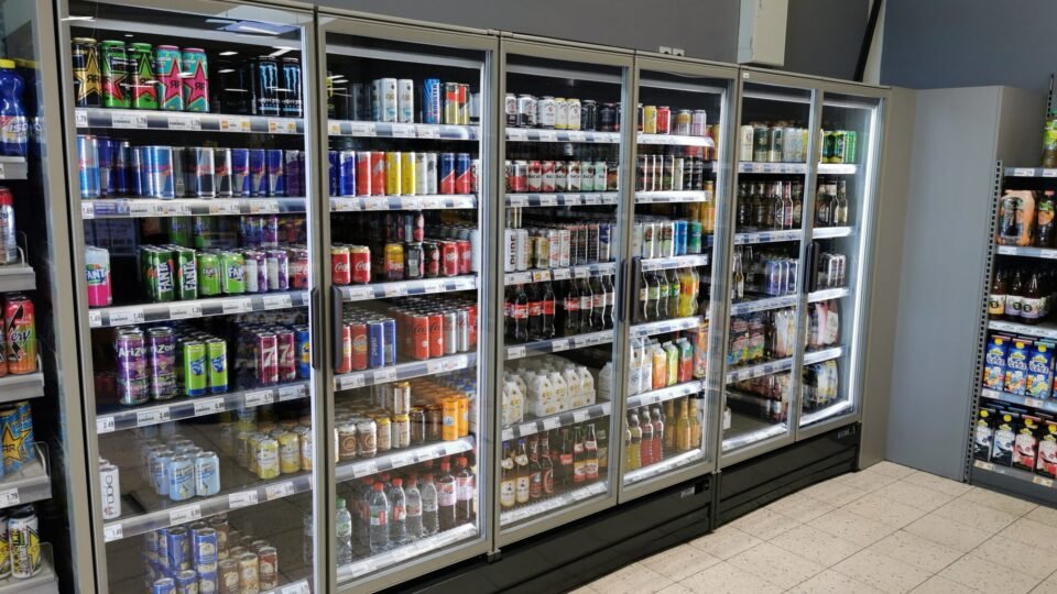 Kühlregale mit Getränken und Lebensmitteln in einem Supermarkt in Tauberbischofsheim