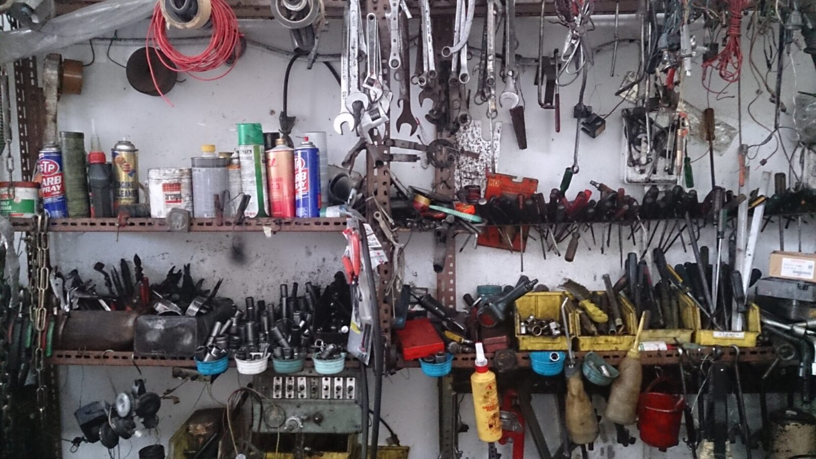 Werkzeugwand mit Schraubenschlüsseln und Zangen in einer Kfz-Werkstatt