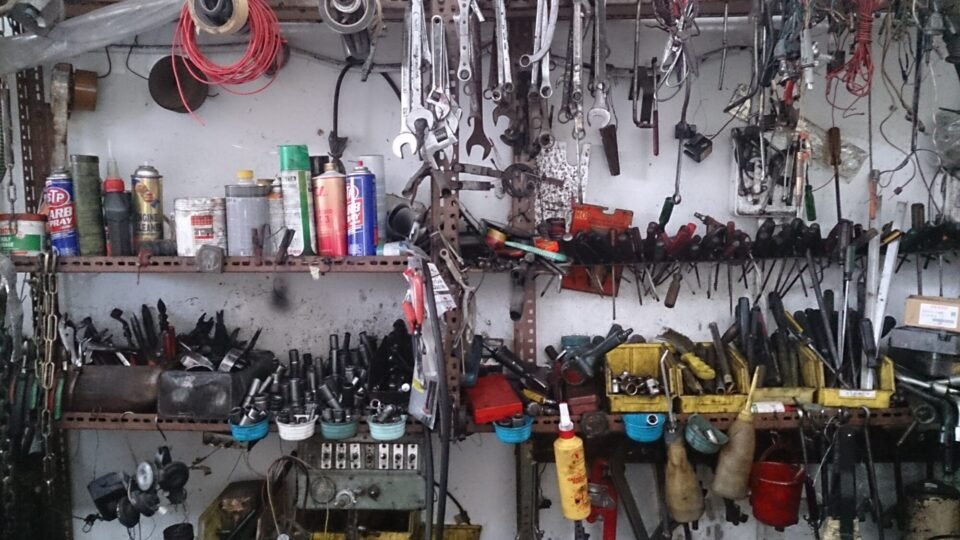 Werkzeugwand mit Schraubenschlüsseln und Zangen in einer Kfz-Werkstatt