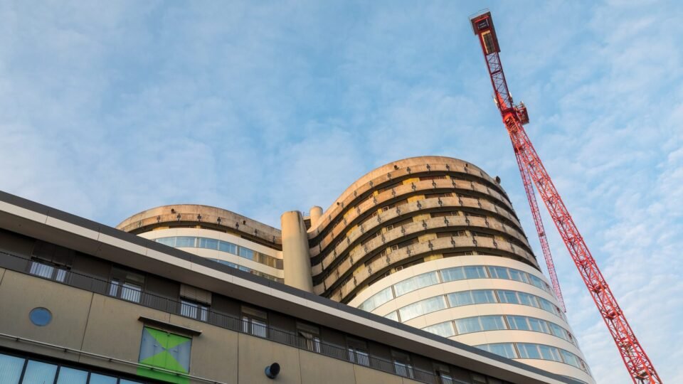 Außenansicht eines Krankenhausgebäudes in Deutschland bei klarem Himmel