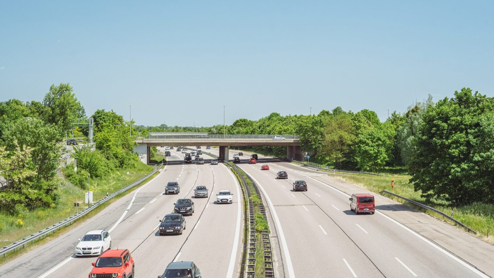 Fahrzeuge auf einer mehrspurigen Autobahn in Deutschland bei Tageslicht