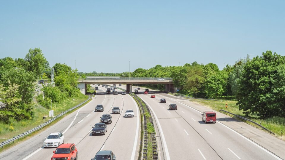 Fahrzeuge auf einer mehrspurigen Autobahn in Deutschland bei Tageslicht