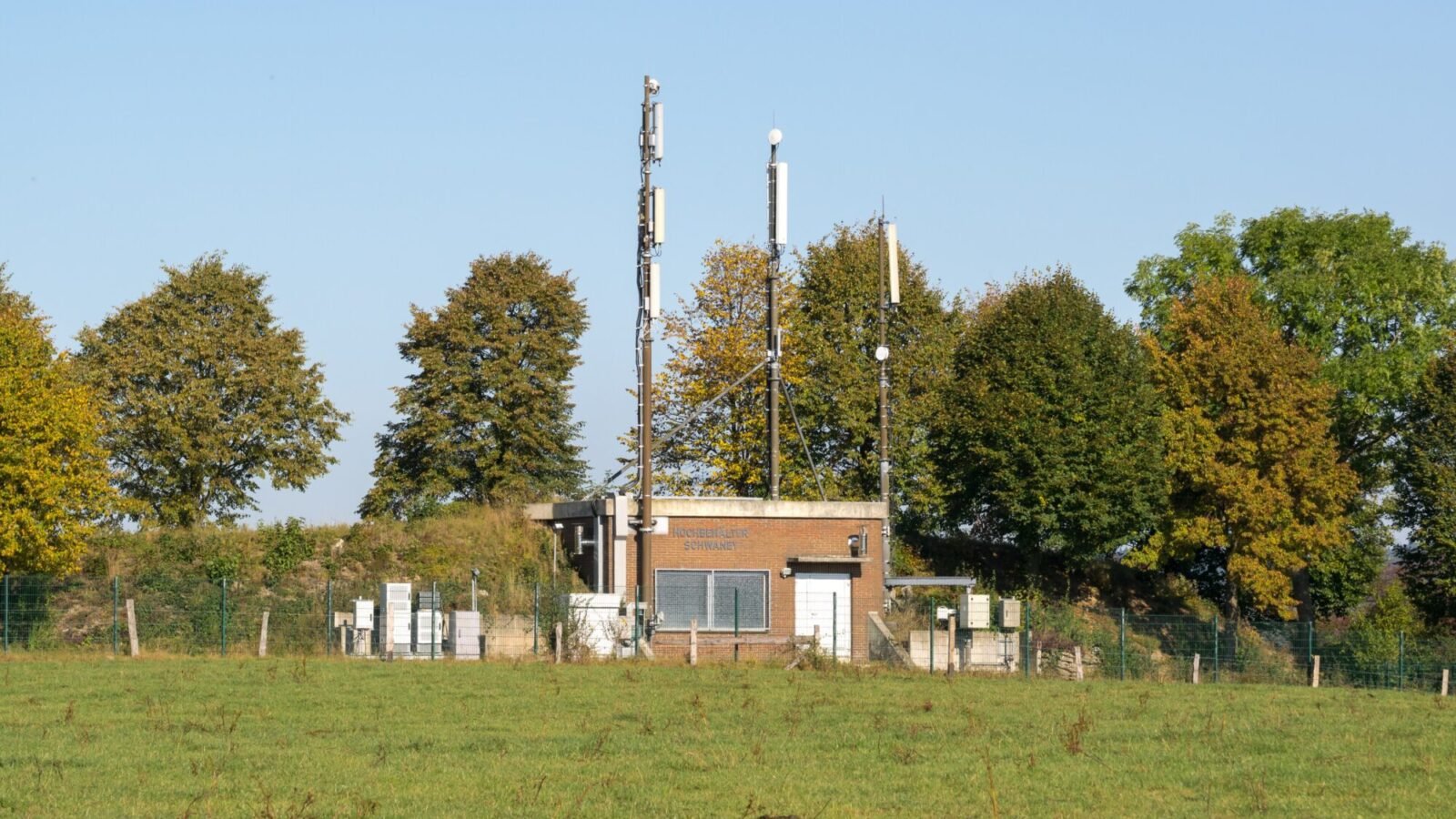 Mobilfunkmasten mit Technikgebäude auf einer Wiese bei Altenbeken in Nordrhein-Westfalen
