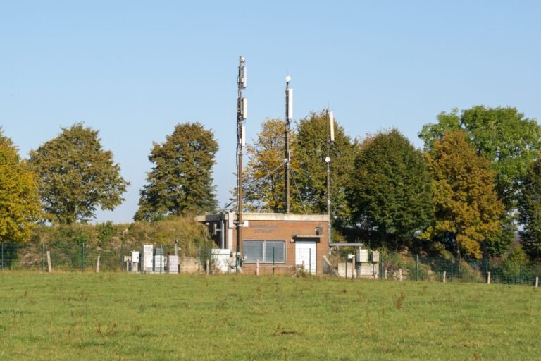 Mobilfunkmasten mit Technikgebäude auf einer Wiese bei Altenbeken in Nordrhein-Westfalen